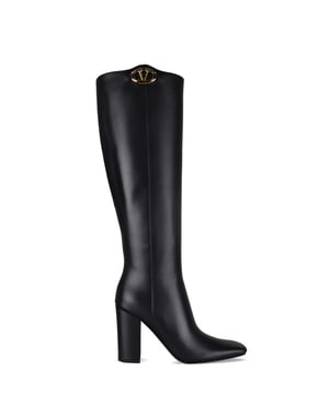 Valentino VLogo The Bold Edition Stiefel aus schwarzem Kalbsleder.VLogo-Ornament aus goldfarbenem Metall auf der Oberseite.Reißverschluss an den Innenseiten.Quadratische Zehenkappe.10 cm hoher quadratischer Absatz.Made in Italy.