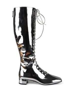 Botas altas Dior Naughtily-D de charol plateado.Cordones de charol en la parte delantera.Cierre de cremallera en la espalda.Tacón en bloque de 3 cm.Suela con logotipo de estrella grabado.100% piel de becerro.Made in Italy.