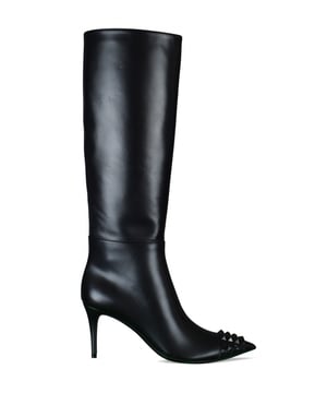 Hoge Valentino-laarzen van gepolijst zwart leer.Puntpuntige neus met de iconische studs van het huis.Ritssluiting aan de binnenkant.Naaldhak: 8 cm.Made in Italy.