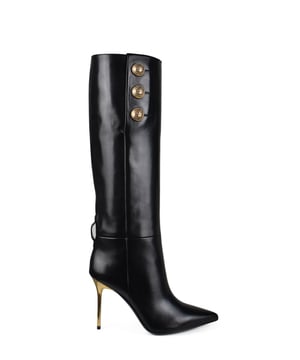 Botas Robin de Balmain en piel negra.Detalles 3 botones dorados de la firma en los laterales.Altura del tacón 9,5 cm.Punta afilada.100% piel de cordero.Made in Italy.
