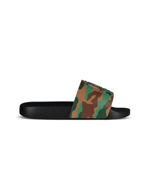 Zwarte Monlerc-slippers, Basile-model met groen en kaki camouflagepatroon.Bandje met Moncler-logo in reliëf.Open ronde neus.Zwarte rubberen gekerfde zool. Gemaakt in Italië.