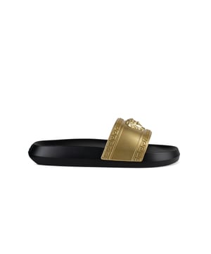 Chanclas Versace Medusa de goma negra.Banda dorada con detalle de Medusa en relieve.Suela plana de goma con logotipo trasero.Made in Italy.