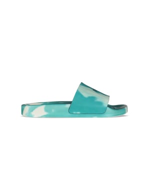 Chanclas verdes con diseño tie-dye, logotipo impreso en el panel frontal y motivos a izquierda y derecha en la plantilla.Tejido recubierto.Suela de goma.Gráficos del logotipo.Made in Italy.