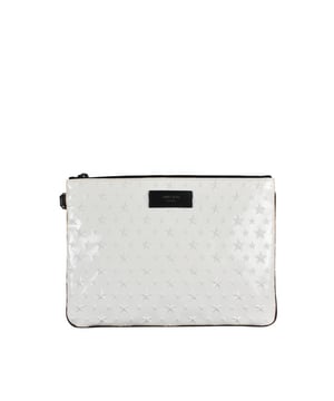 Derek Jimmy Choo clutch van wit lakleer.Witte sterren in reliëf op de hele clutch.Zwart detail op de omtrek van de clutch.Binnenzakken en ritssluiting.Jimmy Choo-logo op de bovenkant.Afmetingen: 29 x 21 cm. Gemaakt in Italië.