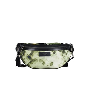 Jimmy Choo tas banaan model YORK in nylon met groene geometrische patronen.Logo op de voorkant en zak op de achterkant in leer.Hoofdvak met ritssluiting.Verstelbare riem.Afmetingen: hoogte 15 cm x breedte 32 cm.Made in Italy.