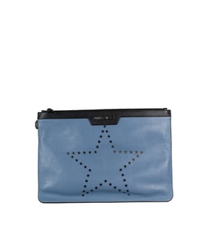 Derek Jimmy Choo clutch van lichtblauw leer.Geperforeerde sterren.Externe ring.Afmetingen: lengte 26 cm x breedte 38 cm.Made in Italy.