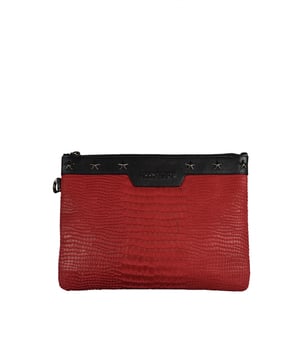 Jimmy Choo Derek clutch.In rood leer gestempeld krokodil en zwart leren detail.Binnenzakken en ritssluiting. Jimmy Choo  logo op de bovenkant met sterren met studs.Afmetingen: 29 x 21 cm. Gemaakt in Italië.