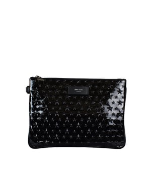 Derek Jimmy Choo aktetas met clutch in zwart lakleer.Zwarte sterren in reliëf op de gehele clutch.Binnenzakken en ritssluiting. Jimmy Choo  logo op de bovenkant.Afmetingen: 29 x 21 cm. Gemaakt in Italië.