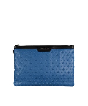 Derek Jimmy Choo clutch van blauw generfd leer.Tonnaal ingelegde sterren aan de voor- en achterkant.Binnenzakken, waarvan één met ritssluiting.Afmetingen: lengte 25 cm x breedte 36 cm.Made in Italy.