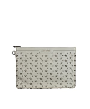 Derek Jimmy Choo witte leren aktetas.Zilveren sterren in reliëf.Binnenvakken, waarvan één met ritssluiting.Externe ring.Afmetingen: lengte 26 cm x breedte 38 cm.Gemaakt in Italië.