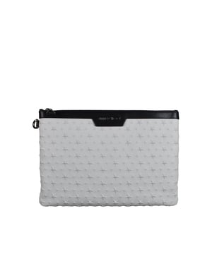 Jimmy Choo Derek clutch bag van wit leer met witte studs en zwart leren details.Binnenzakken en ritssluiting.Jimmy Choo-logo op de bovenkant.Gemaakt in Italië.