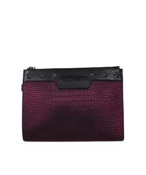 Jimmy Choo Derek clutch van bordeauxrood gestempeld leer met krokodilleneffect.Verouderde zilveren sterren aan elke kant van het logo.Afmetingen: lengte 18,5 cm x breedte 25 cm.Gemaakt in Italië.