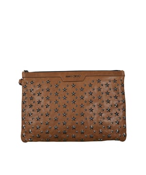 Jimmy Choo Derek clutchtas van bruin leer.Studs in de vorm van zilveren sterren.Binnenzakken, waarvan één met ritssluiting.Afmetingen: lengte 26 cm x breedte 38 cm.Gemaakt in Italië.