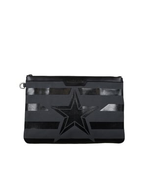 Derek Jimmy Choo clutch bag van canvas.Strepen en sterren op de voorkant.Binnenzakken en ritssluiting.Afmetingen: lengte 26 cm x breedte 38 cm.Gemaakt in Italië.