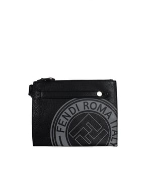 Bolso de mano de Fendi en piel de becerro negra granulada.Logotipo gris impreso en la parte delantera.Asa de cuero con botón de metal.Correa de tela ajustable para el hombro.Cierre de cremallera con lengüeta plateada.Placa interior con el logotipo.Bolsillo interior con cremallera.Tamaño: 19 cm x 23,5 cm.Made in Italy.