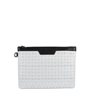 Derek Jimmy Choo clutch van wit leer.Witte stervormige studs aan de voorkant.Bovenkant van de clutch van zwart leer.Binnenzakken en ritssluiting.Jimmy Choo-logo op de bovenkant.Afmetingen: 29 x 21 cm. Gemaakt in Italië.