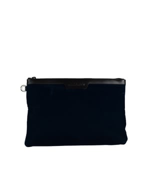 Derek Jimmy Choo clutch van eendblauw fluweel.Binnenvakken waarvan één met ritssluiting.Externe ring.Afmetingen: lengte 26 cm x breedte 38 cm.Gemaakt in Italië.