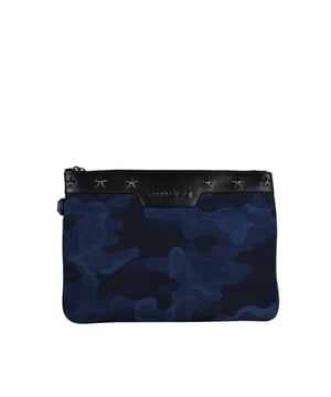 Derek Jimmy Choo clutch van blauw en zwart canvas met camouflageprint.Binnenzakken en ritssluiting.Jimmy Choo -logo en zes sterren bovenaan het tasje.Afmetingen: 29 x 21 cm.Gemaakt in Italië.