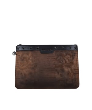 Jimmy Choo Derek clutchtas van bruin gestempeld leer met krokodilleneffect.Verouderde zilveren sterren aan elke kant van het logo.Binnenzakken, waarvan één met ritssluiting.Afmetingen: lengte 26 cm x breedte 38 cm.Gemaakt in Italië.