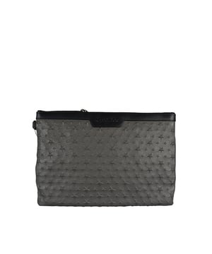 Derek Jimmy Choo clutch van grijs generfd leer.Tonnaal ingelegde sterren aan de voor- en achterkant.Binnenzakken, waarvan één met ritssluiting.Afmetingen: lengte 25 cm x breedte 36 cm.Made in Italy.