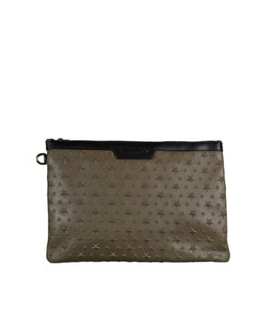Derek Jimmy Choo clutch van bruin generfd leer.Tonnaal ingelegde sterren op de voor- en achterkant.Binnenzakken, waarvan één met ritssluiting.Afmetingen: lengte 25 cm x breedte 36 cm.Made in Italy.