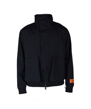Chaqueta negra de Heron Preston con logotipo impreso en la espalda.Cuello con capucha integrada.Parche con logotipo cosido en la manga.Cierre de cremallera frontal.Dos bolsillos delanteros y un gran bolsillo trasero.