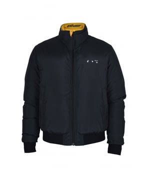 Cazadora acolchada reversible Off-White.Un lado negro con logo blanco en la parte delantera y una cruz blanca en la parte trasera.Un lado amarillo con logo negro en el frente y escritura negra.Bolsillos laterales con cierre de botón.Cintura y mangas elásticas.