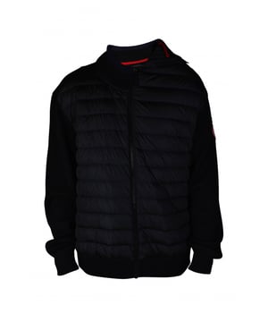 Y/Project Canada Goose zwart donsjack.Bi-materiaal.Verendons aan de voorkant.Mesh-effect op mouwen en achterkant. Offset kraag.Ritssluiting aan de voorkant.Lange mouwen.Gewatteerd ontwerp.Geribbelde randen.Ingenaaide logopatch op de linkermouw.Twee zijzakken.