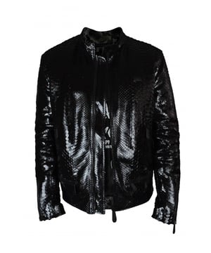 Philipp Plein jasje in zwarte python.Mao kraag met drukknoop.Ritssluiting aan de voorkant.Mouwen en steekzakken met ritssluiting.Metalen logo-juk aan de voorkant.Zwart metalen juk Philipp Plein aan de achterkant.Beperkte collectie.