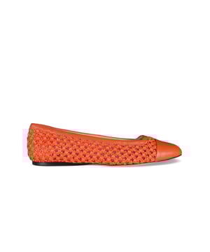 Watson Flat Ballerinas aus orangefarbenem Leder von Jimmy Choo.Design aus geflochtenem Bast.Orangefarbenes Glattleder auf der Vorderseite.Abgerundete Spitze.Flache Ferse.Made in Italy.