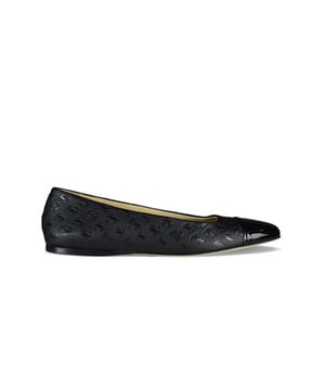 Watson platte ballerina's in zwart leer Jimmy choo.Lakleer aan de voorkant.JC monogram op de schoen.Ronde neus.Platte hak.Made in Italy.