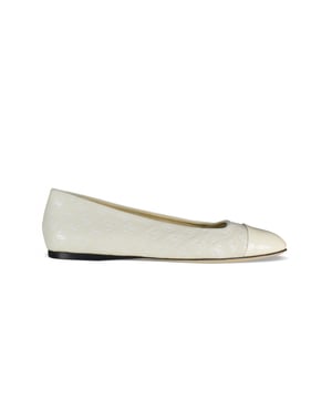 Bailarinas Watson Flat en cuero blanco hueso de Jimmy Choo.Charol en la parte delantera.Monograma JC en el zapato.Puntera redondeada.Tacón plano.Made in Italy.