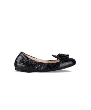 Prada-ballerina's van zwart lakleer.Ruitpatroon over de hele schoen genaaid.Fruitjesaccessoire op de neus met Prada-logo.Elastische band.Amandelvormige neus.Leren binnenzool.Gemaakt in Italië.