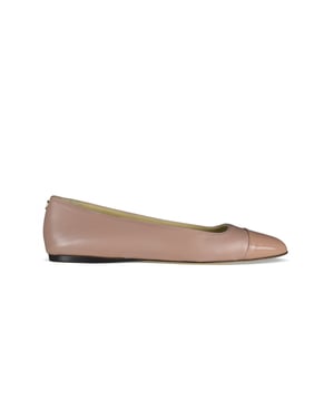 Bailarinas Watson Flat en piel rosa empolvada de Jimmy Choo.Charol rosa en la parte delantera.Puntera redondeada.Logotipo dorado  JC  en el mostrador.Tacón plano.Made in Italy.