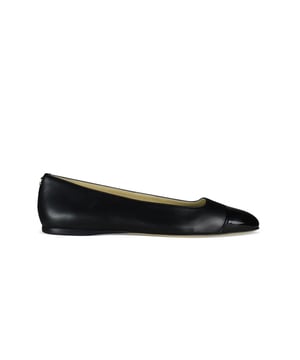 Bailarinas planas Jimmy choo Watson de cuero negro.Charol negro en la parte delantera.Puntera redondeada.Logotipo dorado  JC  en el mostrador.Tacón plano.Made in Italy.