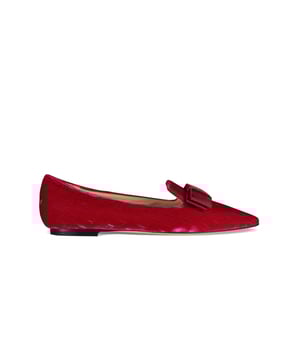 Bailarinas de terciopelo rosa de Jimmy Choo con punta.Monograma JC.Lazo plano rosa en la parte delantera.Placa dorada  Jimmy Choo  cosida al talón.Suela de cuero.Made in Italy.