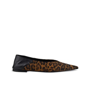Nour 05 Mules aus Viskose mit Leopardenmuster von Saint Laurent.Schwarzer flexibler Absatz aus Nappaleder.Spitz zulaufende Spitze.Sohle aus Leder.Höhe des Absatzes 0,5 cm.Made in Italy.