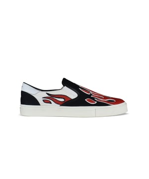 AMIRI Slip-On-Sneaker aus Canvas mit Flammendetails.In den Farben Schwarz, Weiß und Rot.Roter Flammendruck aus kontrastierendem Leder. Weiße Lederkappe mit AMIRI-Markenzeichen in Silber.Cremefarbene Sohle aus Gummi.Markeneinsatz auf der Sohle hinten.Schuhe zum Hineinschlüpfen.