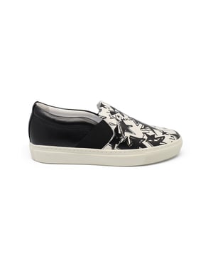 Lanvin zwart-wit leren pantoffels met bedrukte sterren en elastiek aan de zijkant. Rubberen zool. Gemaakt in Italië.