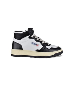 Sneakers altas Autry  Medalist Mid  de piel blanca y negra.Parche del logotipo en el exterior. Lengüeta con parche del logotipo.Suela de caucho efecto amarilleado con logotipo en relieve.  Cierre con cordones.Puntera redonda perforada.100% cuero.
