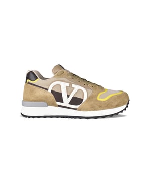 Sneakers Valentino Garavani VLogo Pace de ante camel.Inserciones de tejido beige.Detalle VLogo Signature en piel blanca.Contrafuerte de piel marrón.Lengüeta marrón con etiqueta del logotipo.Cordones camel.Cinta bicolor marrón y amarilla entre los cordones.Detalles amarillos.Suela de goma blanca con tira del logotipo gris en la parte trasera.Made in Italy.