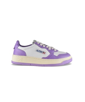 Sneakers bajas Autry de piel blanca y morada.Parche del logotipo en el exterior. Contrafuerte de piel morada y logotipo en relieve.Lengüeta con parche del logotipo.Suela de caucho efecto amarillento. Cierre de cordones. Puntera redonda perforada.100% cuero.