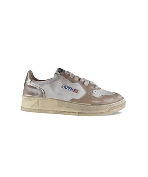 Sneakers bajas Autry Super vintage en piel blanca, beige y platino.Parche con logotipo en el exterior. Contrafuerte de piel dorada con logotipo.Lengüeta con parche del logotipo.Suela de caucho con efecto amarilleado.  Cierre de cordones. Puntera redonda perforada.Efecto desgastado.100% cuero.