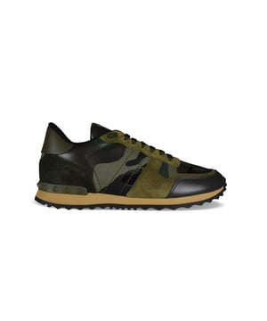 Sneakers Rockrunner Camouflage von Valentino in Khaki.Aus Wildleder und Leder.Dekorative Nieten aus Gummi.Fersenkappe aus khakifarbenem Leder.Gekerbte Sohle aus Gummi. Verschluss mit Schnürsenkeln. Made in Italy.