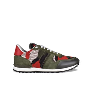 Sneakers Rockrunner Camouflage von Valentino in Khaki, Rot und Schwarz.Aus gestricktem Stoff, Wildleder und Leder.Dekorative Nieten aus Gummi.Fersenkappe aus rotem Leder.Gekerbte Sohle aus Gummi.Verschluss mit Schnürsenkeln.Made in Italy.