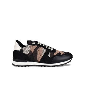 Rockrunner camouflage sneakers van Valentino in zwart, wit en bruin.Suède, leer en canvas.Decoratieve rubberen noppen. Witte lederen zool.Rubberen gekerfde zool. Vetersluiting. Gemaakt in Italië.