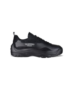 Valentino Garavani Gumboy Sneakers aus schwarzem Leder.Einsätze aus schwarzem Wildleder.Logo-Print auf der sichtbaren Seite.Geprägtes Valentino Garavani Logo auf der Zunge.Weißes VLogo Signature auf der Ferse.Schwarzer Schnürverschluss.Dicke schwarze Sohle aus Gummi.Made in Italy.