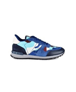 Sneakers de camuflaje Rockrunner de Valentino en azul, blanco y rojo.En ante blanco y piel.Tacos de goma decorativos.Mostrador de cuero blanco.Suela de caucho gris. Cierre con cordones.Made in Italy.