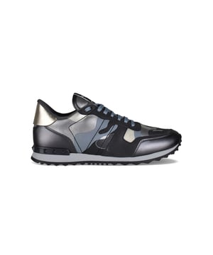 Rockrunner Sneakers in Camouflage-Optik von Valentino in Schwarz, Gold, Silber und Grau.Aus Stoff und Leder.Ziernägel aus Gummi.Fersenkappe aus goldfarbenem Leder.Gekerbte Sohle aus Gummi. Verschluss mit Schnürsenkeln.Made in Italy.