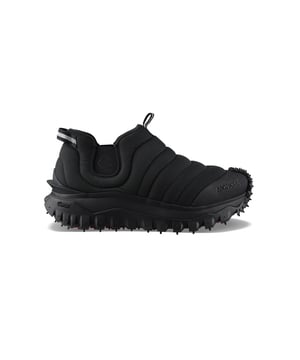 Botas Moncler Herlot de ante marrón y gris.Inserción de cuero negro.Puntera redonda de goma negra.Cierre con cordones negros.Lengüeta de malla azul marino.Logotipo de caucho en la lengüeta.Logotipo en relieve en el contrafuerte de goma.Suela de caucho gris transparente.